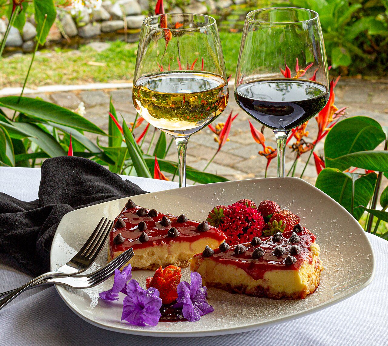 Cheesecake with strawberries and wine in the garden